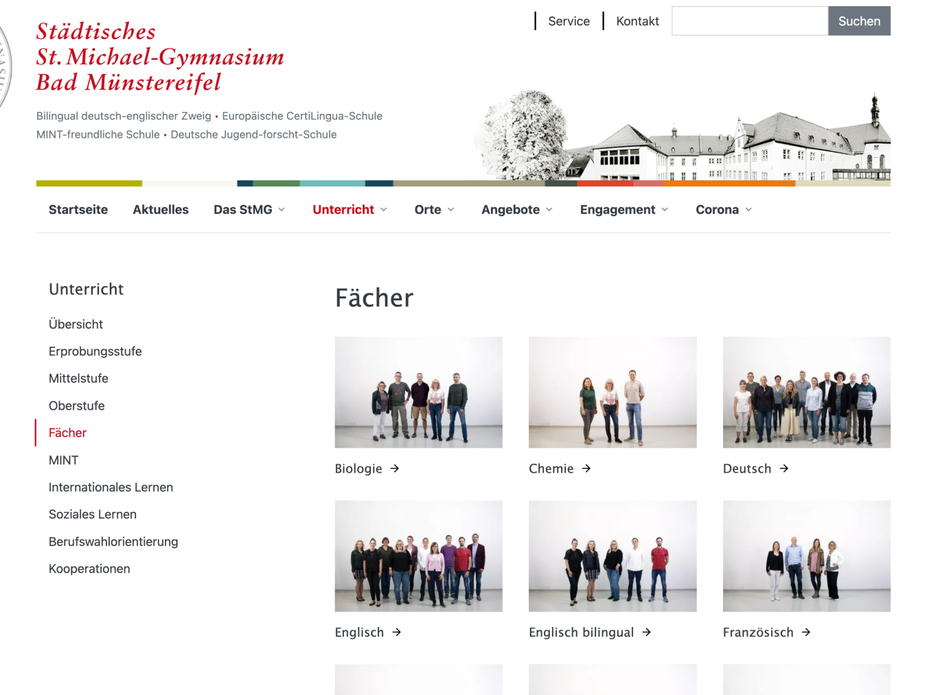 Übersichtsseite „Fächer“ mit einer Auflistung der angebotenen Fächer inklusive Gruppenfotos der zuständigen Fachlehrer.